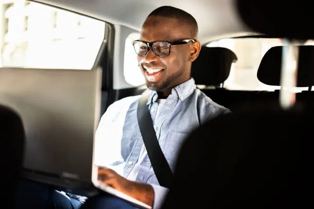 homme d'affaire conduit par un chauffeur professionnel