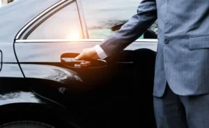 chauffeur ouvrant la porte