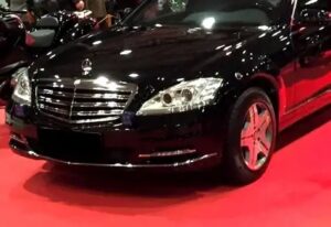 véhicule de luxe sur tapis rouge