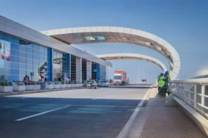 facade aéroport AIBD avec des voitures devant l'entrée