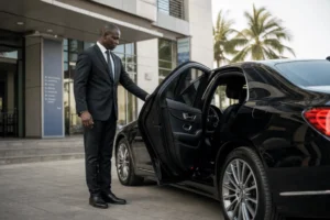 chauffeur privé ouvrant la porte d'une voiture mercedes