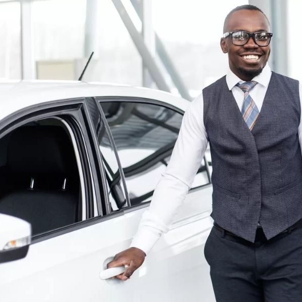 chauffeur privé devant sa voiture