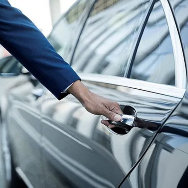 chauffeur ouvrant la porte